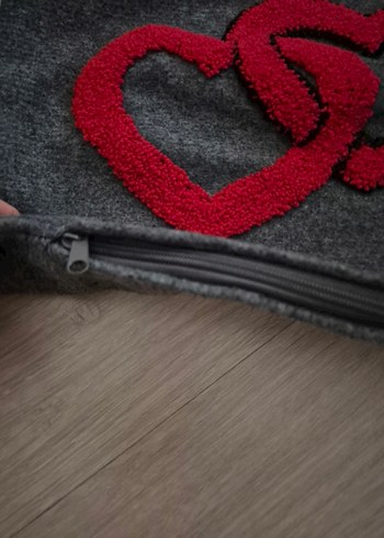 Gri Nakışlı Kalp Desenli Kırlent Kılıfı - Görsel 2