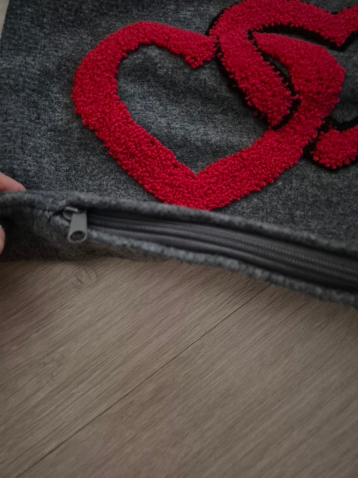 Gri Nakışlı Kalp Desenli Kırlent Kılıfı - Görsel 2