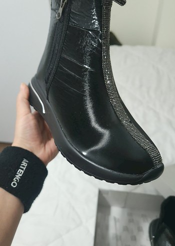 Siyah Parlak Deri Stiletto Topuklu Bot - Görsel 3