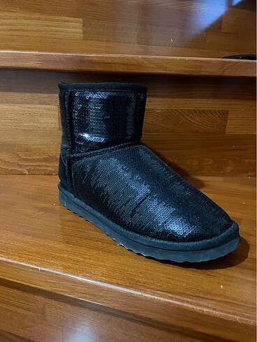 Ugg görünümlü bot