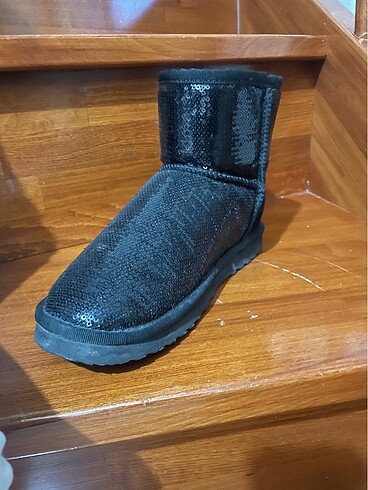 Diğer Ugg görünümlü bot