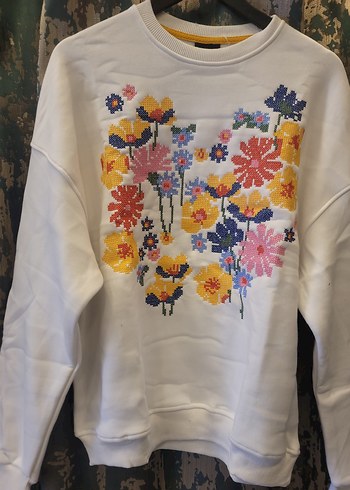 Çiçek Desenli Beyaz Kadın Sweatshirt