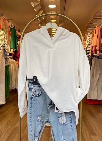 Beyaz kapşonlu cep detaylı sweatshirt 
