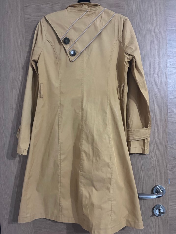 Düğmeli hardal sarısı diz altı Kadın Trençkot - Görsel 4