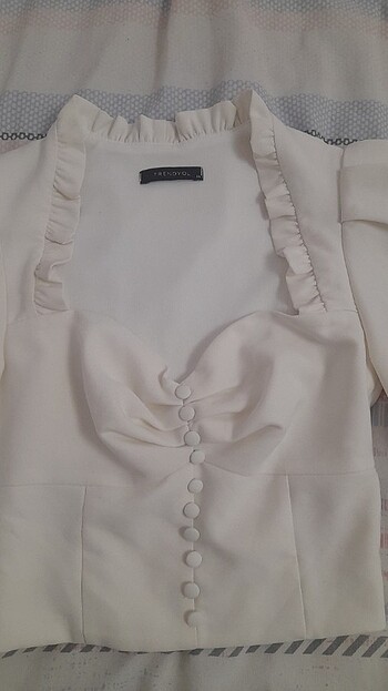 Prenses yaka beyaz düğmeli bluz - Görsel 3