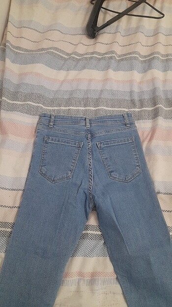 Açık mavi yırtmaç detaylı jean - Görsel 7