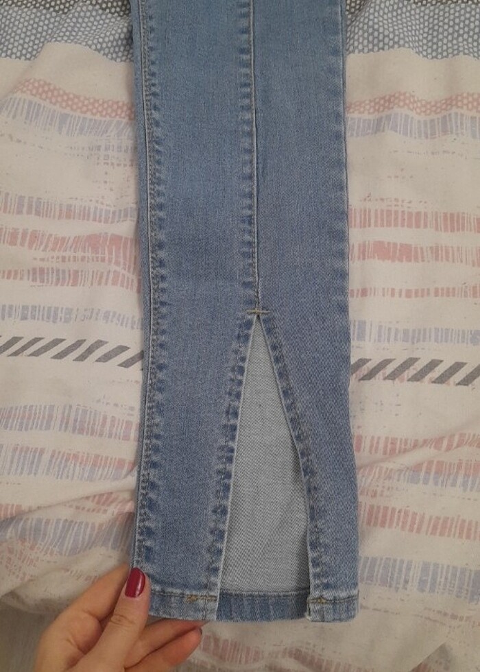 Açık mavi yırtmaç detaylı jean - Görsel 2