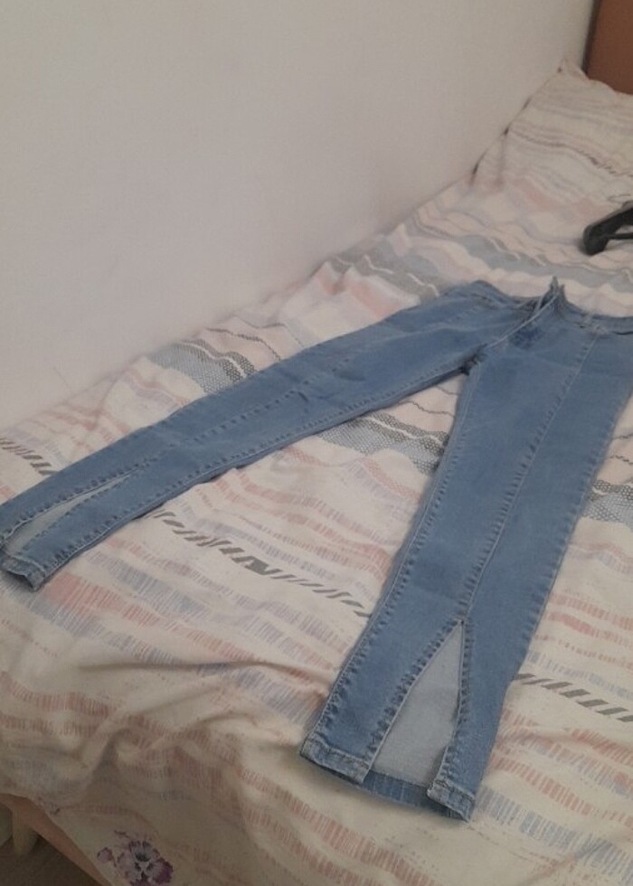 Açık mavi yırtmaç detaylı jean - Görsel 3