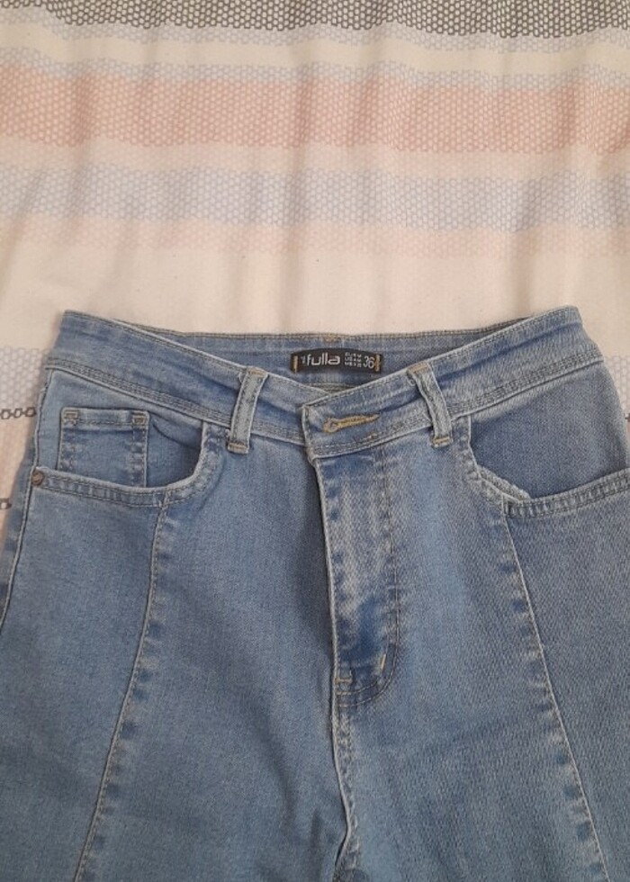 Açık mavi yırtmaç detaylı jean - Görsel 4