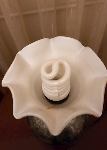 Gri ve Beyaz Masa Lambası - Görsel 3