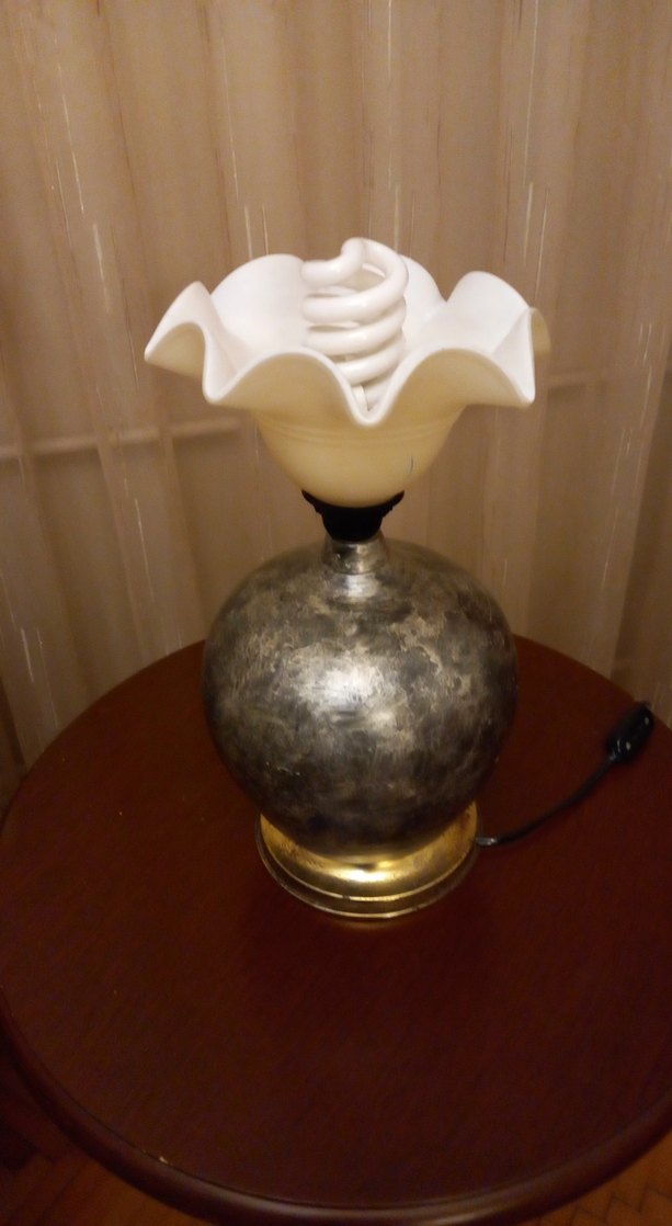 Gri ve Beyaz Masa Lambası - Görsel 2