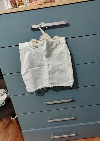 Beyaz Kemerli Mini Kot Etek