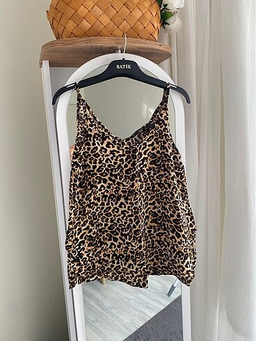 Leoparlı askılı bluz