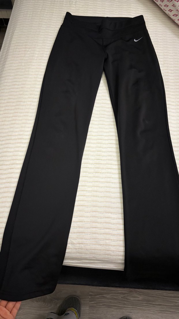 Siyah Kadın Spor Tayt, Elastik ve Parlak Kumaş - Görsel 5