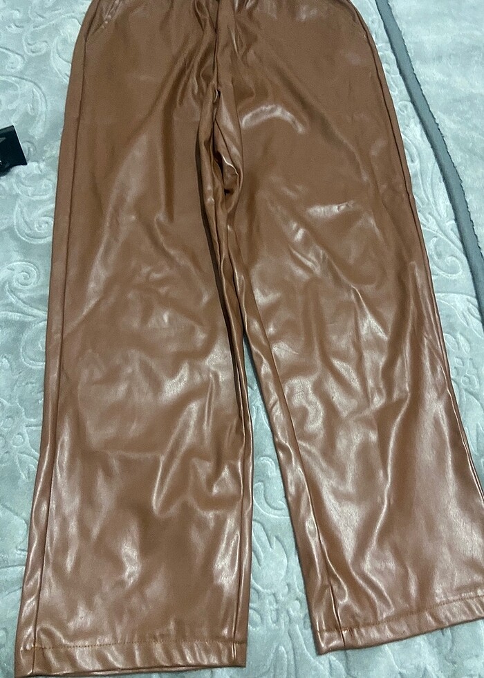 Deri pantolon 42 44 rahat olur ve esnektir yeni kullanılmamıştır - Görsel 2