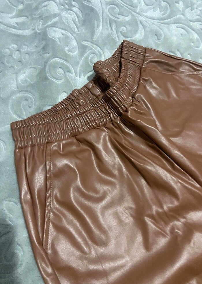 Deri pantolon 42 44 rahat olur ve esnektir yeni kullanılmamıştır - Görsel 3