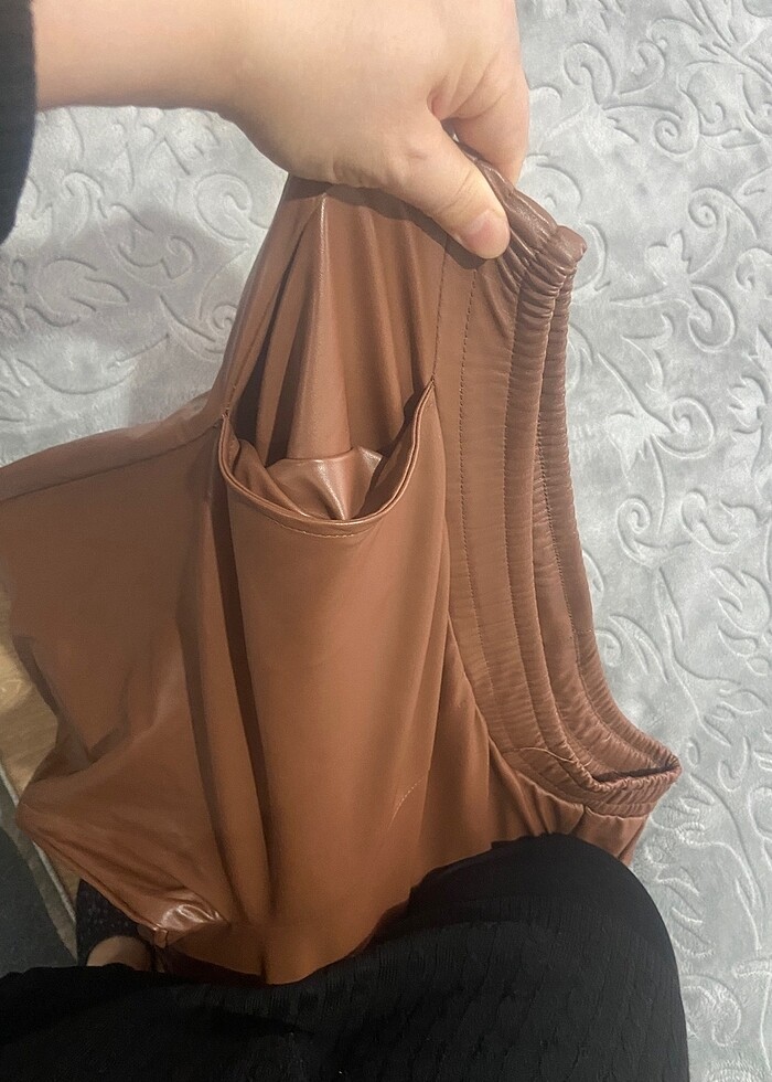 Deri pantolon 42 44 rahat olur ve esnektir yeni kullanılmamıştır - Görsel 4