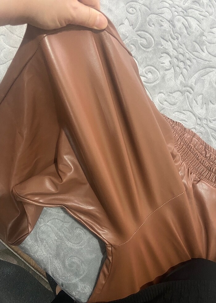 Deri pantolon 42 44 rahat olur ve esnektir yeni kullanılmamıştır - Görsel 5