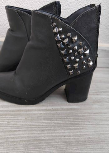 Tokalı Siyah Deri Kadın Topuklu Bot - Görsel 4