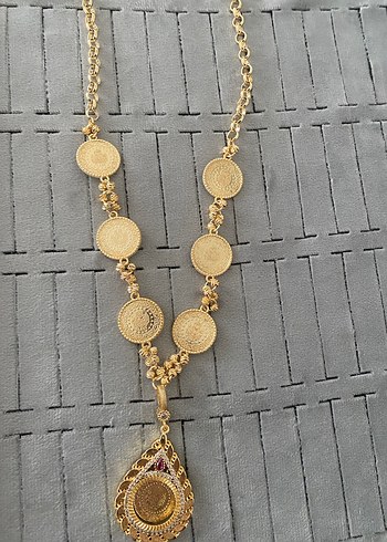 Uzun Zincir Detaylı Altın Renkli Kadın Kolye