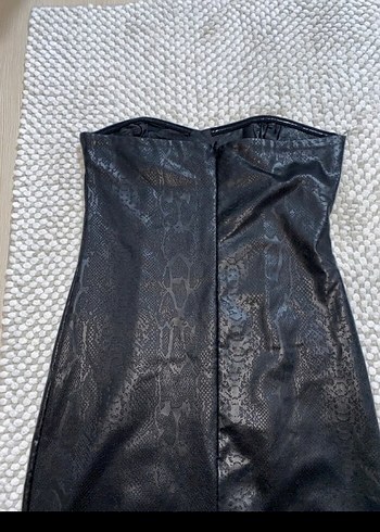 Siyah Deri Yılan Desenli Straplez Mini Elbise - Görsel 4