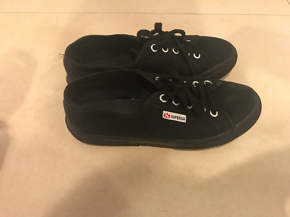 Siyah superga