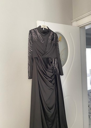 44 Beden siyah Renk Tesettür taşlı abiye satılık