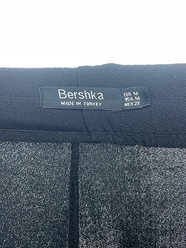 m Beden siyah Renk Bershka Düz Kesim %70 İndirimli.