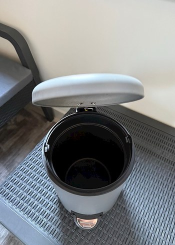 Gri çöp kovası - Görsel 2