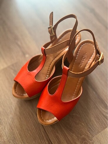 Kırmızı, dolgu topuk, şık yazlık ayakkabı