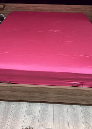 Sarı İşlemeli Parlak Yatak Örtüsü - Görsel 4