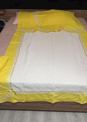 Sarı İşlemeli Parlak Yatak Örtüsü - Görsel 2
