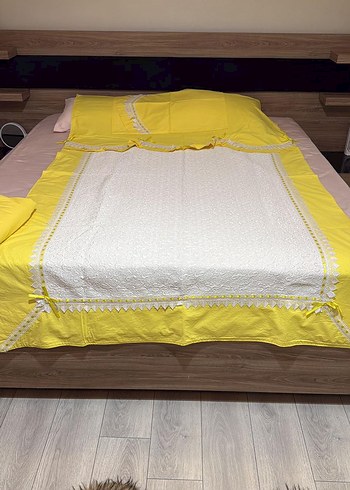 Sarı İşlemeli Parlak Yatak Örtüsü - Görsel 3