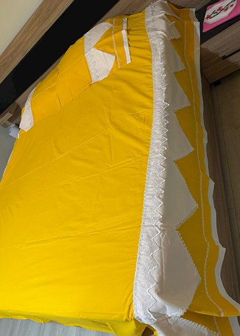 Sarı İşlemeli Parlak Yatak Örtüsü - Görsel 6