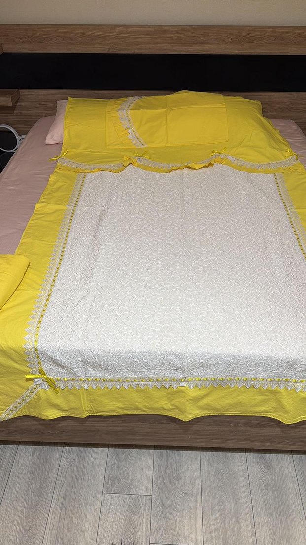 Sarı İşlemeli Parlak Yatak Örtüsü - Görsel 2