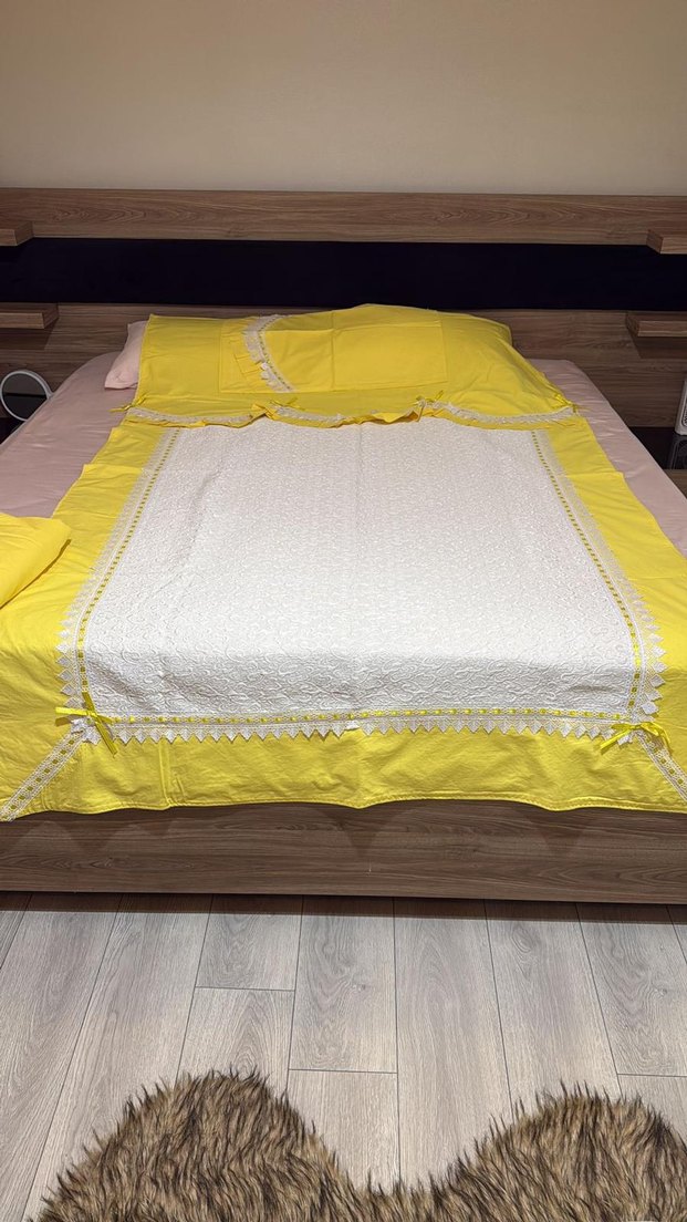 Sarı İşlemeli Parlak Yatak Örtüsü - Görsel 3