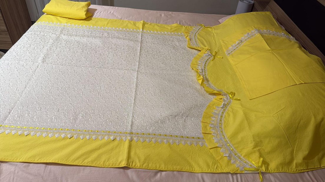 Sarı İşlemeli Parlak Yatak Örtüsü - Görsel 5