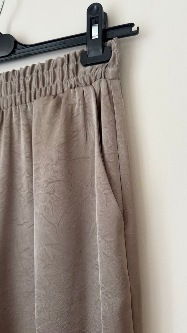 Bej Uzun Saten Rahat Kesim Kadın Pantolon - Görsel 2
