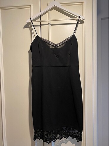Kısa siyah elbise
