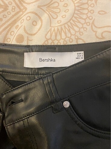 s Beden BERSHKA SUNİ DERİ STRAIGHT FİT PANTOLON