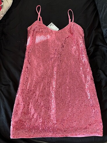 Pembe pullu elbise