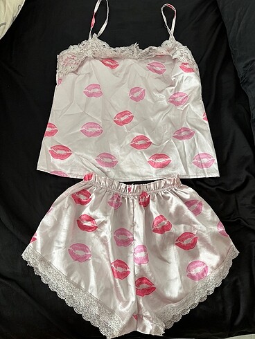 Öpücüklü saten pijama takımı