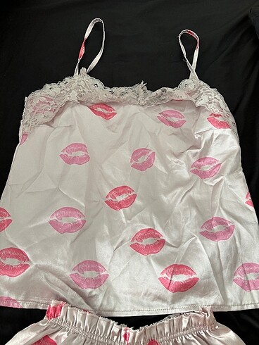 s Beden Öpücüklü saten pijama takımı