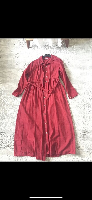 Kırmızı düğmeli elbise