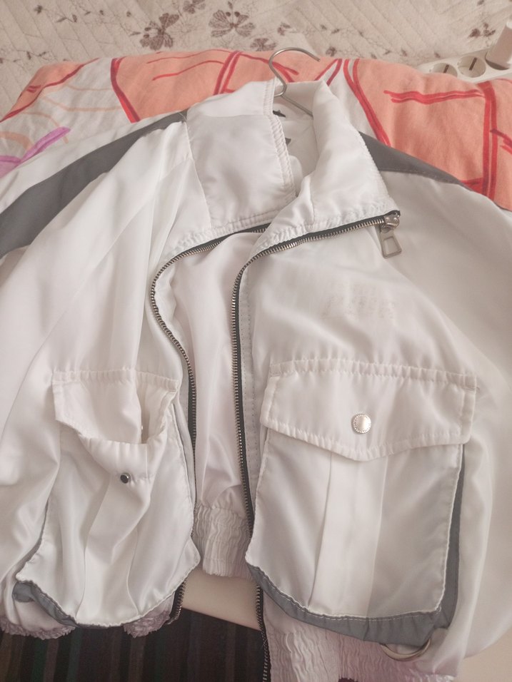 Beyaz Yüksek Yakalı Kadın Eşofman Üstü ve gri eşofman altı - Görsel 2