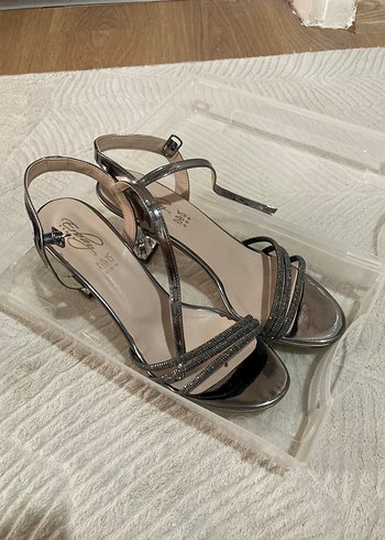 Gri taşlı Stiletto Topuklu Kadın Ayakkabı