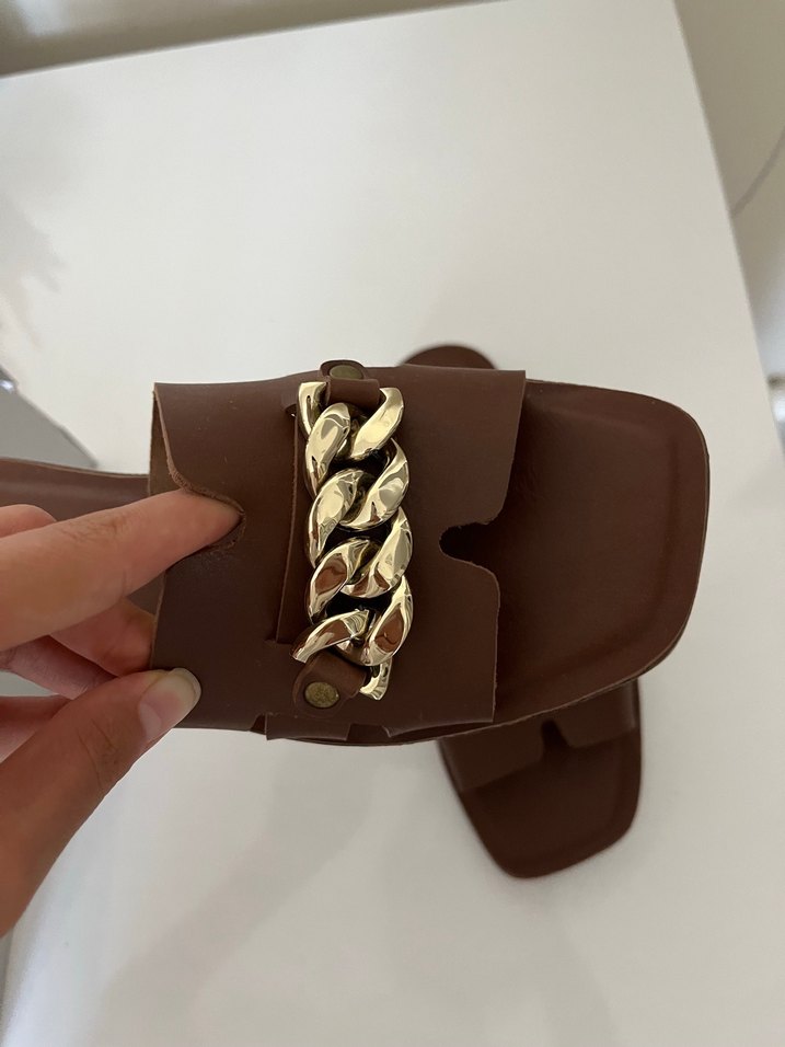 Zincir Detaylı Kahverengi Deri Kadın Terlik - Görsel 3