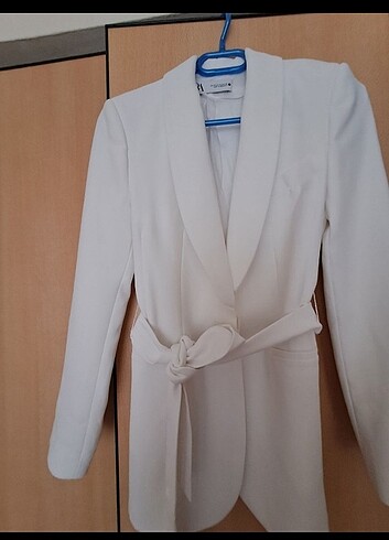 xs Beden beyaz Renk ZARA KEMERLİ SMOKİN YAKA BLAZER