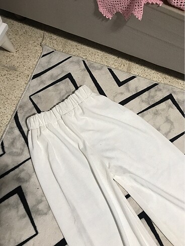 l Beden Beyaz dökümlü pantolon likralı