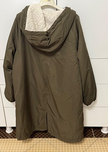 Düğmeli Kapüşonlu Uzun Haki Yağmurluk tarzı mont - Görsel 2